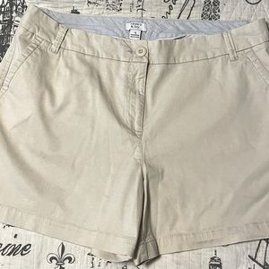 Crown & Ivy Caroline 5” shorts In size 16